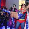 Fantasiada de Mulher-Maravilha, Viviane Araújo beija o noivo, Radamés, vestido de Super-Homem, em sua festa de aniversário, nesta sexta-feira, 1º de abril de 2016