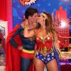 Fantasiada de Mulher-Maravilha, Viviane Araújo beija o noivo, Radamés, vestido de Super-Homem, em sua festa de aniversário, nesta sexta-feira, 1º de abril de 2016