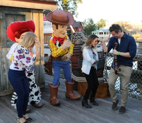 Sandy e o marido, Lucas Lima, se divertiram com Angélica em um dos parques da Disney, no programa 'Estrelas' deste sábado, 2 de abril de 2016