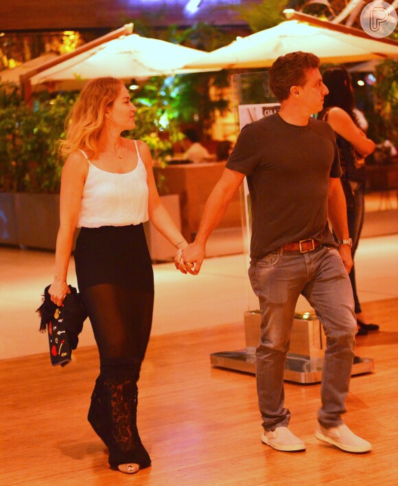 Angélica e Luciano Huck caminham de mãos dadas em programa a dois no shopping, neste sábado, 2 de abril de 2016