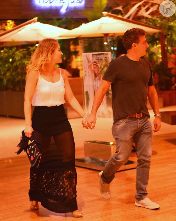 Angélica e Luciano Huck caminham de mãos dadas em programa a dois no shopping, neste sábado, 2 de abril de 2016