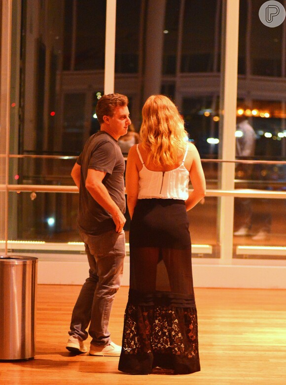 Angélica e Luciano Huck caminham de mãos dadas em programa a dois no shopping, neste sábado, 2 de abril de 2016