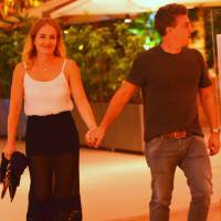 Angélica e Luciano Huck caminham de mãos dadas em programa a dois no shopping