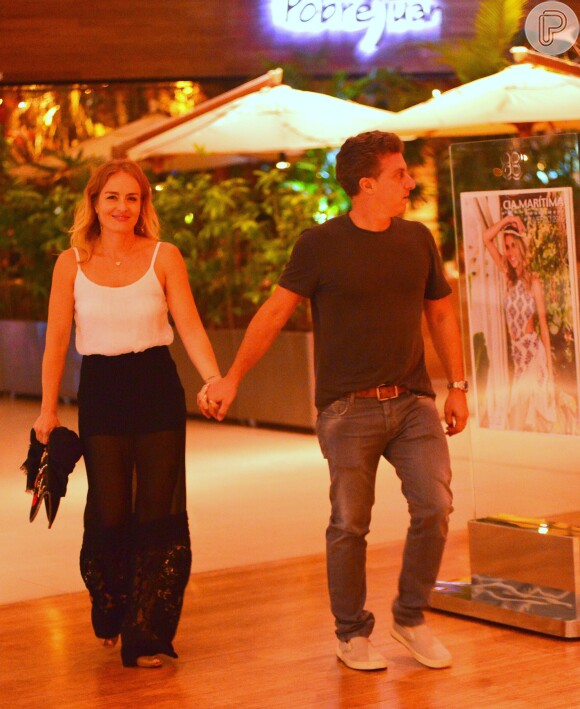 Angélica e Luciano Huck caminham de mãos dadas em programa a dois no shopping, neste sábado, 2 de abril de 2016
