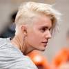 Em setembro de 2015, Justin Bieber também dividiu opiniões ao platinar os cabelos