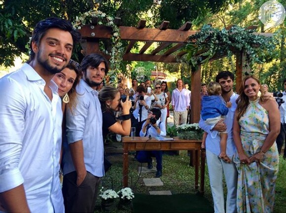 Rodrigo Simas e Bruno Gissoni na festa de casamento do irmão, Felipe Simas, no domingo, 03 de abril de 2016