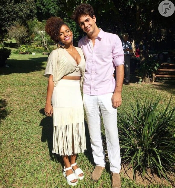 Jennifer Nascimento posa com o namorado no casamento de Felipe Simas
