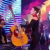 Paula Fernandes entregou o violão para um assistente após soltar um palavrão no microfone ao vivo em rede nacional