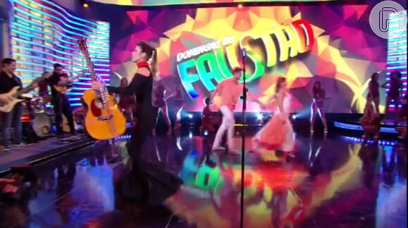Paula Fernandes entregou o violão para um assistente após soltar um palavrão no microfone ao vivo em rede nacional