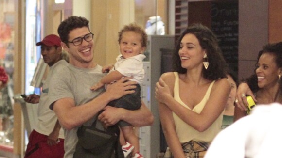 José Loreto e Débora Nascimento se divertem com filho de Igor Rickli em shopping