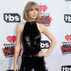 Taylor Swift mostra seu look Saint Laurent de paetês para o iHeartRadio Music Awards, neste domingo, 3 de abril de 2016