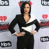 Demi Lovato também optou por macacão no iHeartRadio Music Awards. A aposta da cantora foi em um modelo preto e branco Alexander McQueen