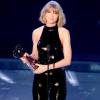 Taylor Swift foi mais uma a apostar em macacão para ir ao iHeartRadio Music Awards. A cantora escolheu modelo preto de paetês, da grife Saint Laurent
