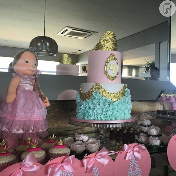 Para a comemoração de 4 meses de Maria Flor, Deborah Secco optou por um bolo de dois andares. Na parte debaixo azul e em cima rosa, com uma coroa simbolizando o tema de princesa