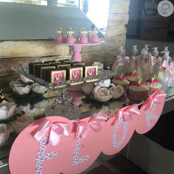 Deborah Secco decorou a mesa com flores, sabonete líquido e bombons decorados com coroa para a comemoração de 4 meses de Maria Flor