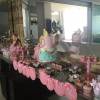 Na decoração da mesa haviam cupcakes, bombons, brownies e um bolo de dois andares para a comemoração de 4 meses de Maria Flor