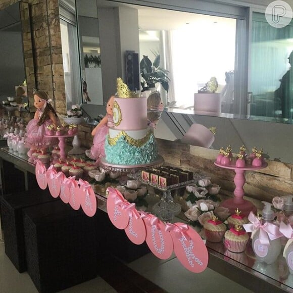 Na decoração da mesa haviam cupcakes, bombons, brownies e um bolo de dois andares para a comemoração de 4 meses de Maria Flor