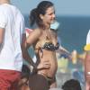Kyra Gracie, grávida do segundo filho, curte tarde de praia com Malvino e a filha, Ayra