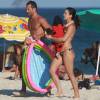 Malvino Salvador e a mulher, Kyra Gracie, grávida do segundo filho do casal, curtiram a tarde na praia com a filha
