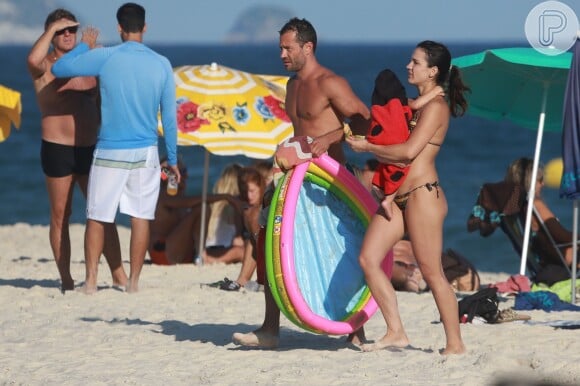 Malvino Salvador e a mulher, Kyra Gracie, grávida do segundo filho do casal, curtiram a tarde na praia com a filha