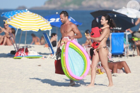 Malvino Salvador e a mulher, Kyra Gracie, grávida do segundo filho do casal, curtem tarde na praia com a filha, Ayra, na praia da Barra da Tijuca no domingo, 03 de abril de 2016