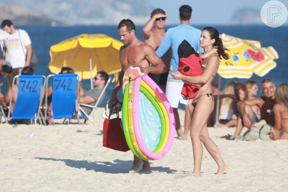 Malvino Salvador e a mulher, Kyra Gracie, grávida do segundo filho do casal, curtiram a tarde na praia com Ayra