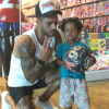 Lucas Lucco levou as crianças para comprarem brinquedos em um shopping carioca nesta segunda-feira, dia 04 de abril de 2016