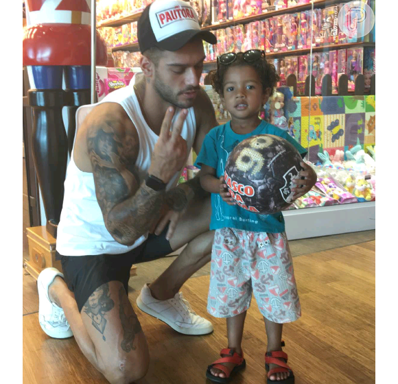 Lucas Lucco levou as crianças para comprarem brinquedos em um shopping carioca nesta segunda-feira, dia 04 de abril de 2016