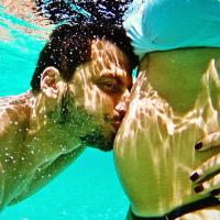 Henri Castelli beija barriga de namorada grávida durante viagem: 'Amor da vida'
