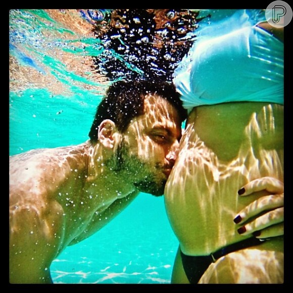 Henri Castelli beija a barriga da namorada, Juliana Despirito, grávida de uma menina: 'Primeiro mergulho da minha princesinha. Amor da Vida'