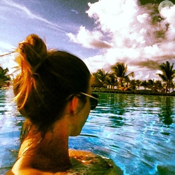 Juliana Despirito postou foto na piscina