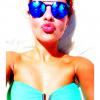 Paloma Bernardi faz bico em foto durante a viagem de férias