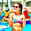 De férias em Punta Cana, Paloma Bernardi posa ao lado de araras
