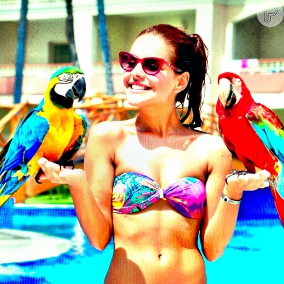 De férias em Punta Cana, Paloma Bernardi posa ao lado de araras