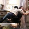 Leila (Fernanda Machado) joga o laptop de Thales (Ricardo Tozzi) pela janela depois de descobrir que ele amava Nicole (Marina Ruy Barbosa), em 'Amor à Vida'