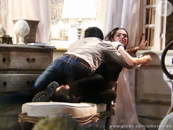 Leila (Fernanda Machado) joga o laptop de Thales (Ricardo Tozzi) pela janela depois de descobrir que ele amava Nicole (Marina Ruy Barbosa), em 'Amor à Vida'