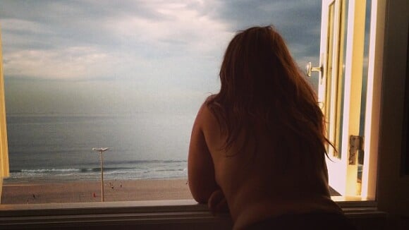Preta Gil posa sem roupa em janela de quarto do Copacabana Palace, no Rio