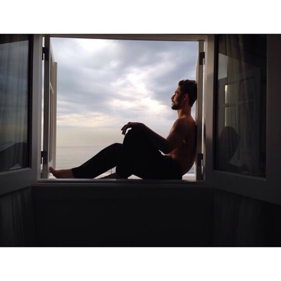Preta Gil comenta foto em que o ex-namorado Thiago Tenório aparece sentado na janela do hotel Copacaba Palace, no Rio: 'Bom dia, mon amour'