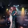 Preta Gil se diverte com Carolina Dieckmann no baile da da amfAR, no Rio