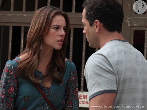 Paloma (Paolla Oliveira) conta a Bruno (Malvino Salvador) que Paulinha (Klara Castanho) estava se encontrando com Ninho (Juliano Cazarré) e os dois brigam, em 'Amor à Vida'