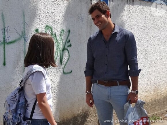 De volta, Ninho (Juliano Cazarré) procurou Paulinha (Klara Castanho) na escola e lhe deu um tablet de presente, em 'Amor à Vida'