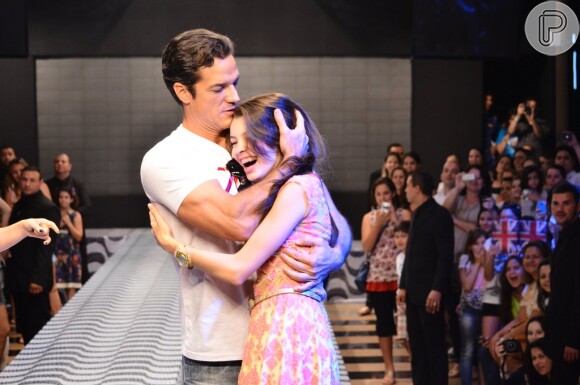 Carlos Machado abraça fã em desfile no Paraná