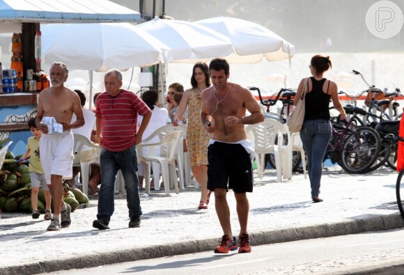 Eriberto Leão corre no calçadão da praia do Leblon, na zona sul do Rio de Janeiro, em 21 de dezembro de 2012
