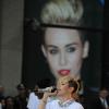 Miley Cyrus não consegue esconder a felicidade: 'Quero apertar cada um de vocês'