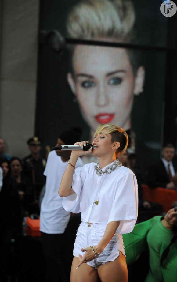Miley Cyrus não consegue esconder a felicidade: 'Quero apertar cada um de vocês'
