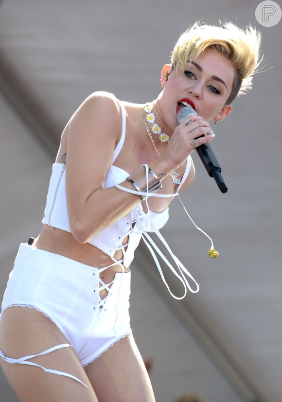 Miley Cyrus vibra com o lançamento do álbum 'Bangerz'