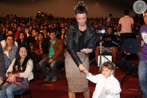 Thaila Ayala caminha de mãos dadas com a filha de Fernanda Rodrigues antes da peça 'Tô grávida!'