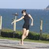 Maria Casadevall dançou na orla da praia da Barra da Tijuca, no Rio de Janeiro, sem se importar com olhares de curiosos