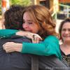 Fabinho (Humberto Carrão) e Irene (Deborah Evelyn) se abraçam depois de saberem que são mesmo mãe e filho, em 'Sangue Bom'