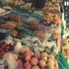 Bruna Marquezine filma as frutas da feira